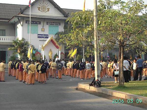Temple school-升旗.jpg
