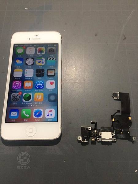 IPHONE 5充電還要找角度.jpg IPHONE 5充電還要找角度.jpg