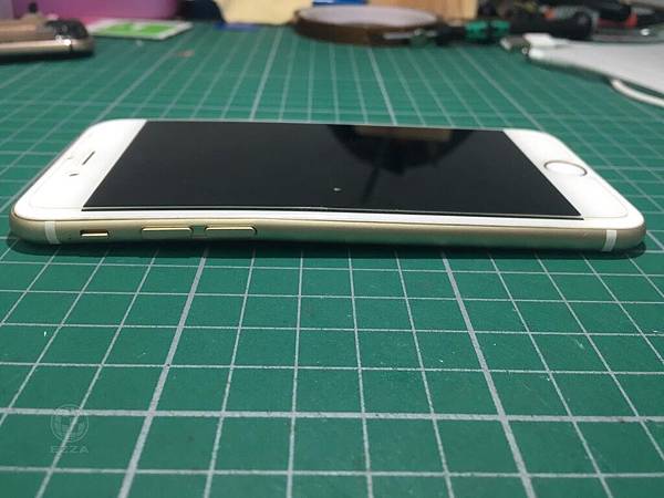 IPHONE6背蓋彎曲.jpg IPHONE6背蓋彎曲.jpg
