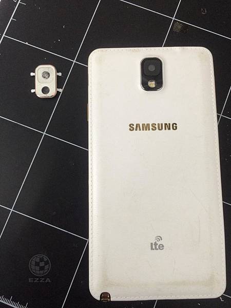 NOTE3 鏡頭玻璃蓋壓到粉碎.jpg NOTE3 鏡頭玻璃蓋壓到粉碎.jpg