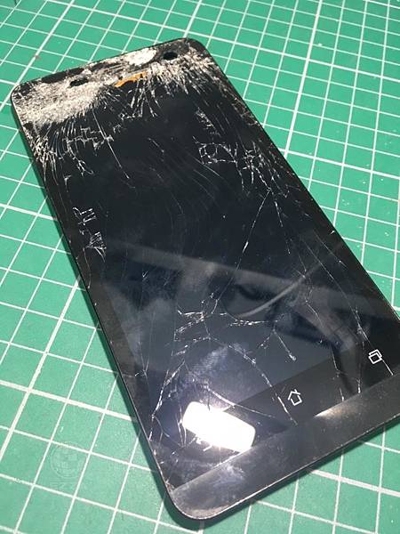ZENFONE5被車輾爆.jpg ZENFONE5被車輾爆.jpg