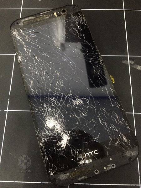 HTC M8又被車輾了.jpg HTC M8又被車輾了.jpg