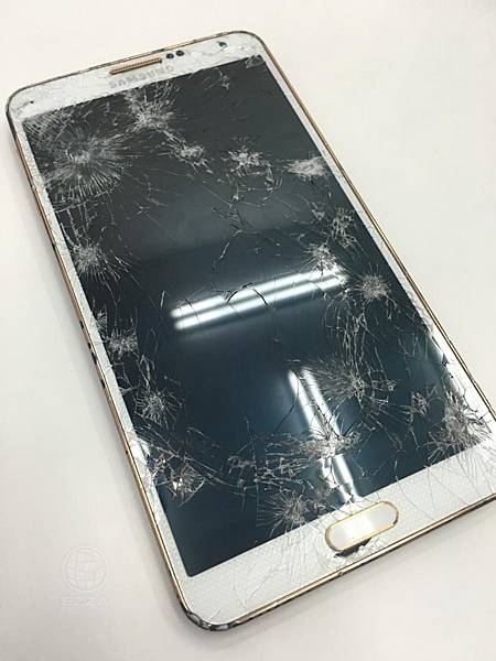 Note3面板破裂.jpg Note3面板破裂.jpg