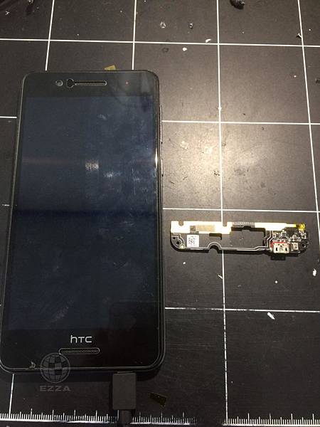 HTC 728 充電孔燒焦.jpg HTC 728 充電孔燒焦.jpg