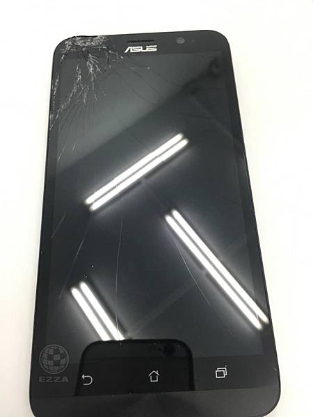 zenfone2面板破裂.jpg zenfone2面板破裂.jpg