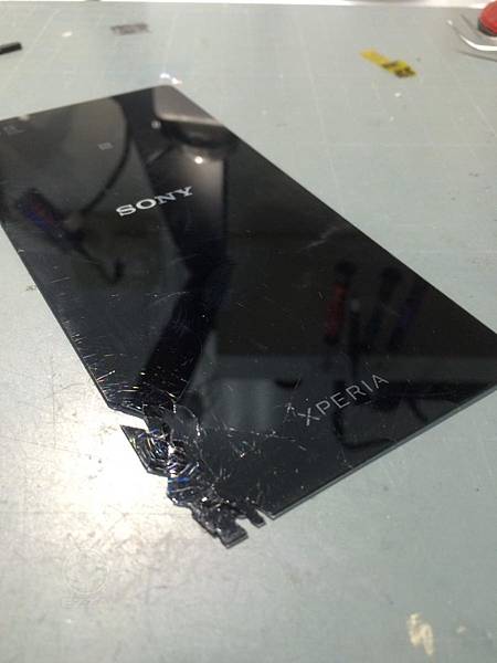 SONY Z3背蓋摔到破碎.jpg