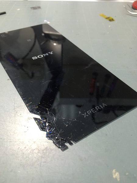 SONY Z3背蓋摔到破碎 (1).jpg SONY Z3背蓋摔到破碎 (1).jpg