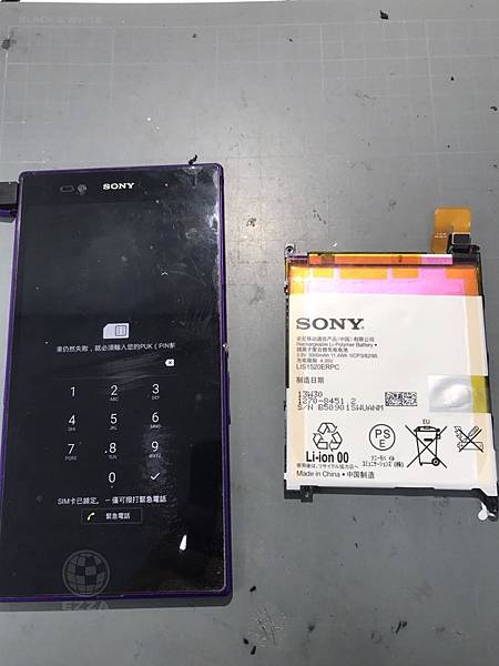 SONY ZU背蓋被撐開.jpg SONY ZU背蓋被撐開.jpg