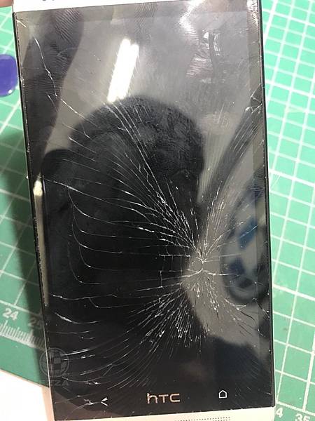 M7面板破裂.jpg M7面板破裂.jpg