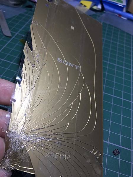 Z5P背蓋破裂.jpg Z5P背蓋破裂.jpg
