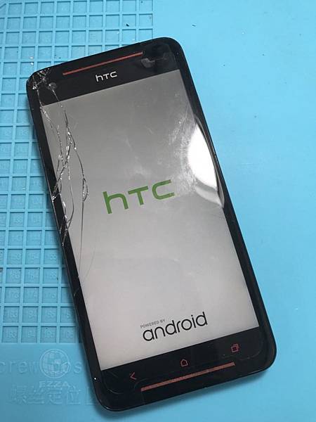 HTC 蝴蝶S面板破裂.jpg HTC 蝴蝶S面板破裂.jpg