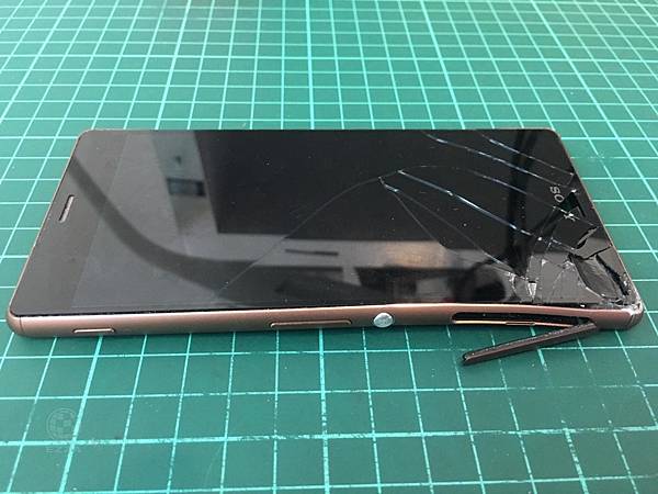 z3面板破邊框變形.jpg z3面板破邊框變形.jpg