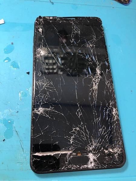 ZenFone 3 ZE552KL面板破裂.jpg ZenFone 3 ZE552KL面板破裂.jpg