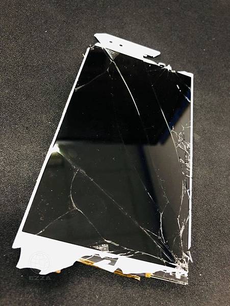ZenFone 4 ZE554KL面板破裂.jpg ZenFone 4 ZE554KL面板破裂.jpg