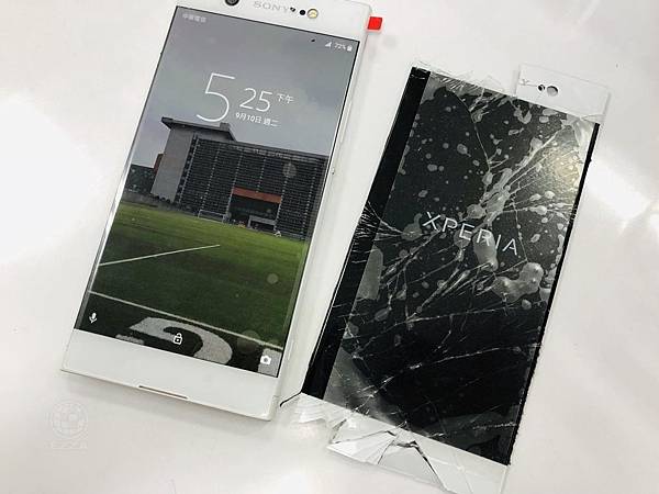 SONY XA1U面板破裂.jpg SONY XA1U面板破裂.jpg