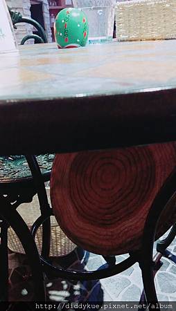 桌底下不明木頭墊子