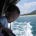 石垣島川平灣撘玻璃船--小人看浪很認真