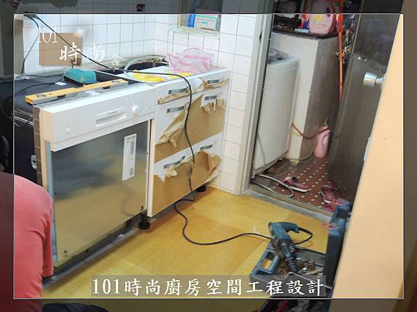 @ 廚具工廠直營 不鏽鋼檯面一字型廚房 作品-台北市內湖王公館-水晶門板+不鏽鋼桶身+一般把手+不鏽鋼檯面+林內牌隱藏式排油機RH8127+林內玻璃檯面爐RB-26GF+ BOSCH牌半崁式洗碗機：SMI53D02TC-(18).jpg