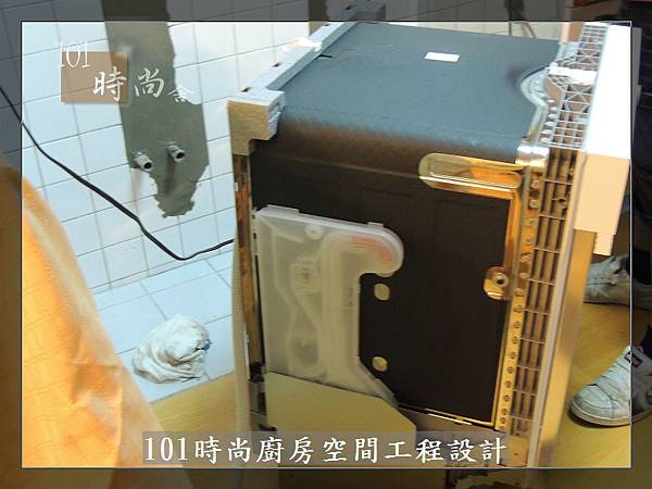 @ 廚具工廠直營 不鏽鋼檯面一字型廚房 作品-台北市內湖王公館-水晶門板+不鏽鋼桶身+一般把手+不鏽鋼檯面+林內牌隱藏式排油機RH8127+林內玻璃檯面爐RB-26GF+ BOSCH牌半崁式洗碗機：SMI53D02TC-(17).jpg