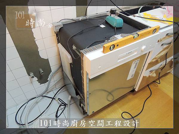 @ 廚具工廠直營 不鏽鋼檯面一字型廚房 作品-台北市內湖王公館-水晶門板+不鏽鋼桶身+一般把手+不鏽鋼檯面+林內牌隱藏式排油機RH8127+林內玻璃檯面爐RB-26GF+ BOSCH牌半崁式洗碗機：SMI53D02TC-(22).jpg