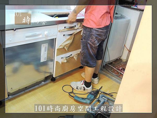 @ 廚具工廠直營 不鏽鋼檯面一字型廚房 作品-台北市內湖王公館-水晶門板+不鏽鋼桶身+一般把手+不鏽鋼檯面+林內牌隱藏式排油機RH8127+林內玻璃檯面爐RB-26GF+ BOSCH牌半崁式洗碗機：SMI53D02TC-(31).jpg