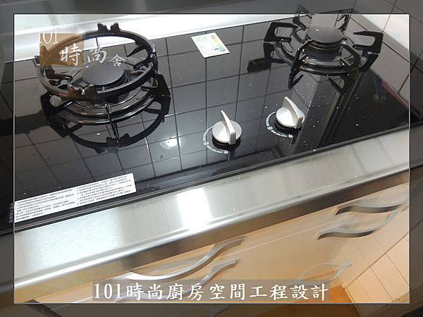 @ 廚具工廠直營 不鏽鋼檯面一字型廚房 作品-台北市內湖王公館-水晶門板+不鏽鋼桶身+一般把手+不鏽鋼檯面+林內牌隱藏式排油機RH8127+林內玻璃檯面爐RB-26GF+ BOSCH牌半崁式洗碗機：SMI53D02TC-(41).jpg