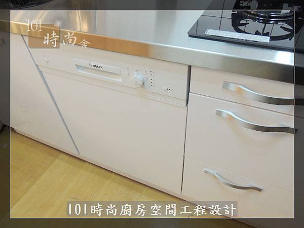 @ 廚具工廠直營 不鏽鋼檯面一字型廚房 作品-台北市內湖王公館-水晶門板+不鏽鋼桶身+一般把手+不鏽鋼檯面+林內牌隱藏式排油機RH8127+林內玻璃檯面爐RB-26GF+ BOSCH牌半崁式洗碗機：SMI53D02TC-(56).jpg