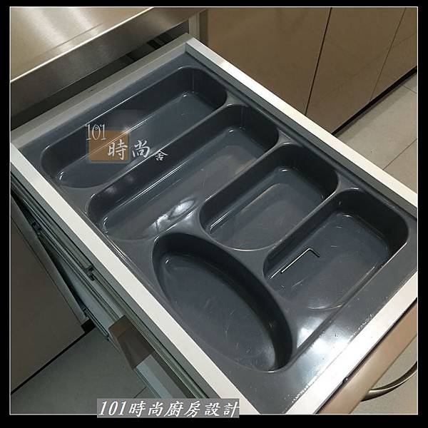 @不鏽鋼檯面 一字廚房設計作品分享：中和黃公館(88).JPG