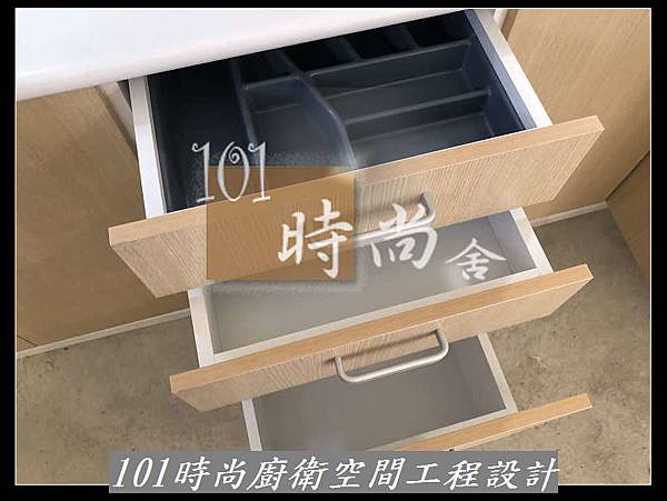 @美耐板檯面 矽鋼石、人造石、石英石檯面廚具規劃 台北廚具工廠推荐-101時尚廚具 台北 八里 桃園 中壢 新竹 宜蘭 作品-新北市板橋金門街(30)-美耐板檯面門板.jpg