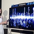 Samsung LED TV 的設計理念為 Crystal Design, 有著澄澈通透的水晶邊框,工藝設計品味十足.JPG