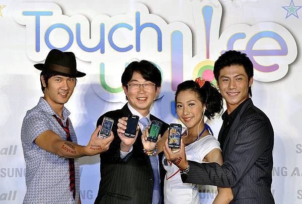 三星宣告Samsung Touch up your life觸控手機布局(左二)台灣三星電子行動通訊部門協理柳在炫.jpg