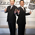 台灣大哥大個人用戶事業群營運長賴弦五(右)與台灣三星電子總經理金衡睦(左)合作推出Samsung Galaxy i7500.jpg