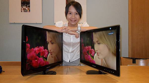 Samsung LED Monitor XL2370採用LED背光模組，全機最厚處僅僅1.9 cm(右方為三星最新LED Monitor).JPG