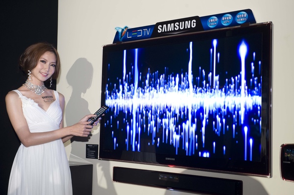 Samsung LED TV 的設計理念為 Crystal Design, 有著澄澈通透的水晶邊框,工藝設計品味十足.JPG Samsung LED TV 的設計理念為 Crystal Design, 有著澄澈通透的水晶邊框,工藝設計品味十足.JPG
