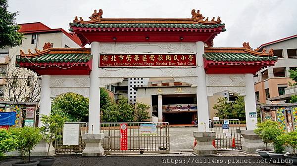 鶯歌國小校門