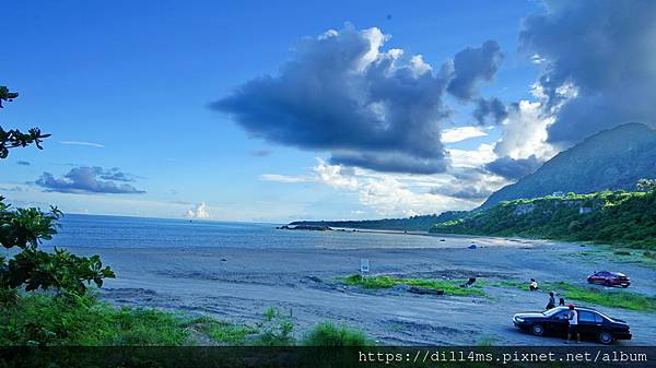 (彎月沙灘,適合踏浪、踩浪,遠方大塊雲正下方就是可以當島主的陸連島)