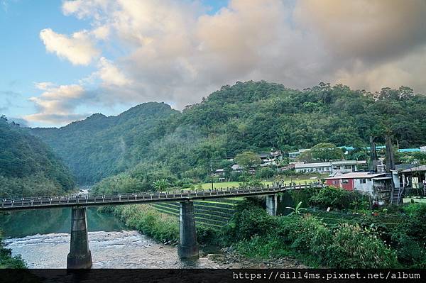 (直行到這橋邊才能過河到學校登山口)
