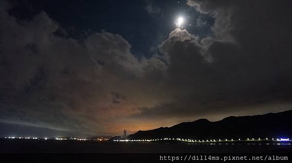 (外木山的夜景海灣和月亮)