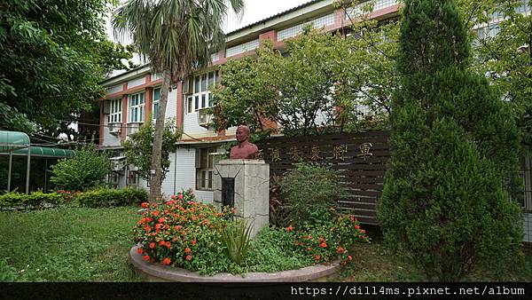 (右側花圃上是陳康將軍塑像及介紹)