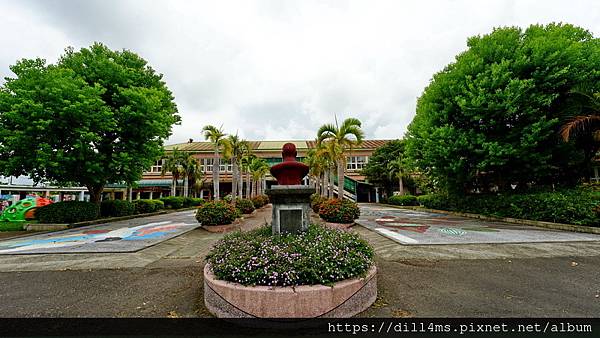 (操場回望主建築,兩排椰子樹就是我最愛的風景)
