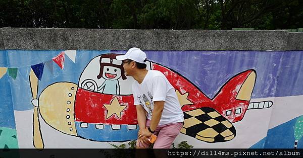 (牆上的壁畫,學校號稱「離世界最近的小學」,每個孩子都有著飛行夢,一如我小時候)