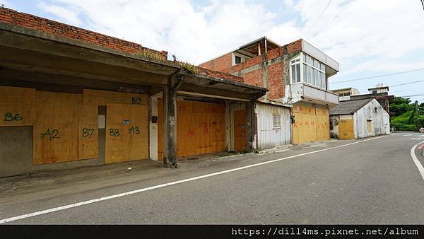 (附近居民已然搬走很多,門窗已被編號準備拆除)