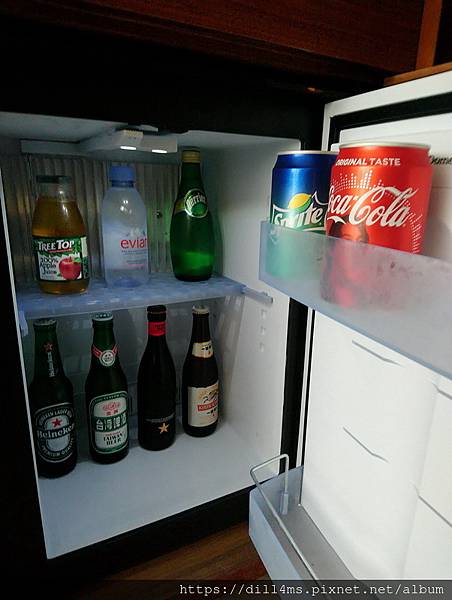 (冰箱備品飲料,沒問要不要收費,也沒想喝這些糖水飲料就是,酒則是昨晚喝夠了扣達)