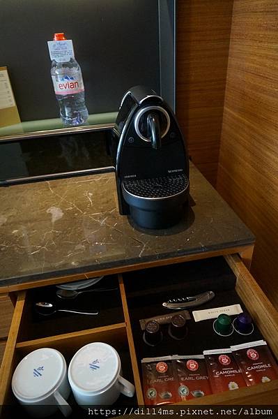 (飲料有兩顆膠囊咖啡,雀巢的,都給我嗑光,底下的沒有喝)