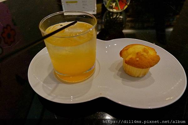 (我得到的飲料和糕點迎賓禮)