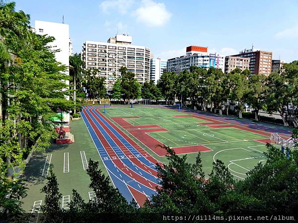 (校園操場,週邊外圍就是商業大樓)