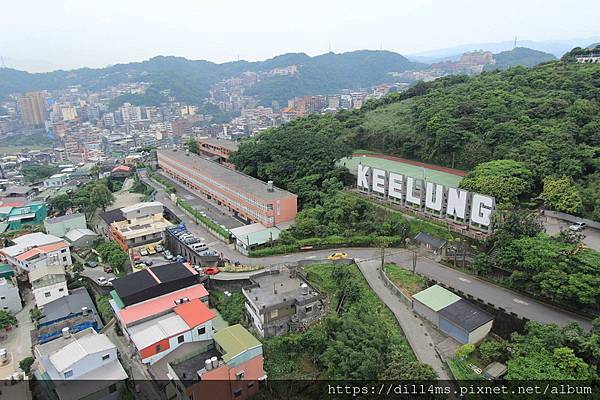 (學校網站中取材的漂亮空拍校景,看得到地標後面的操場)