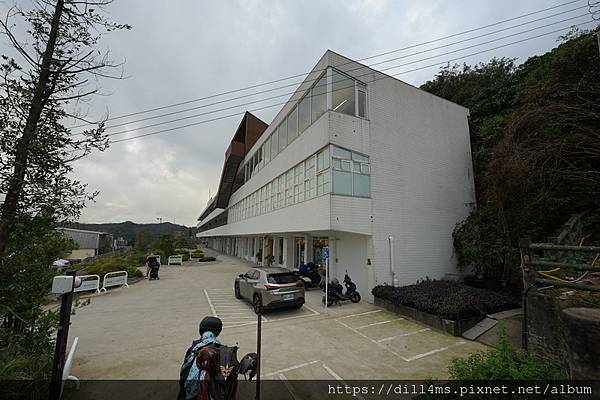 (白色外牆,取代原來的穩重色調)