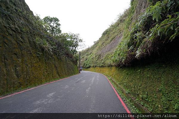 (中山二路56巷上山,停車華興街後走過開山壁的天險道路,進入校區)