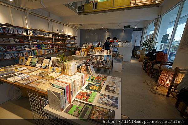 (入門光景,書櫃、書櫃、平台和遠方的櫃台)